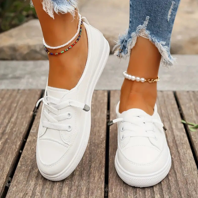 Damskie płaskie buty ze skóry syntetycznej, widok z boku, elegancki, optymalny komfort, nowoczesny i wszechstronny design.