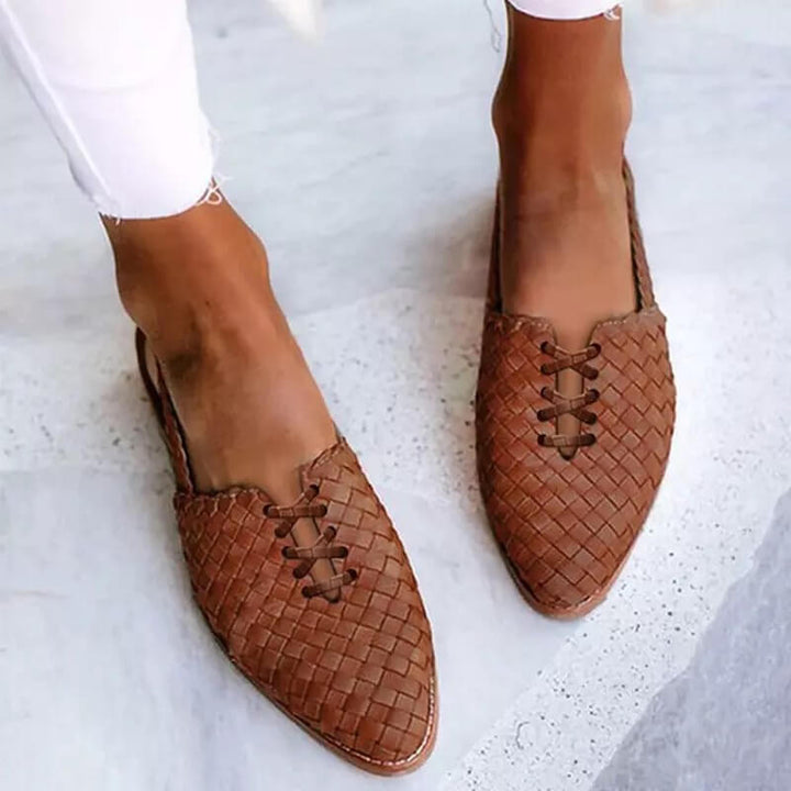 Stylowe czarne buty damskie Lena o kobiecym, wyrafinowanym fasonie, łączące ponadczasowy styl z nowoczesnym komfortem.