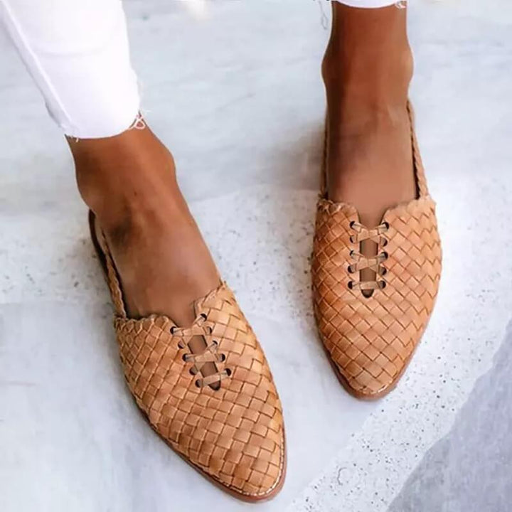 Buty damskie Lena, eleganckie i czarne, o kobiecej, wyrafinowanej sylwetce, zapewniające ponadczasowy styl i nowoczesny komfort.