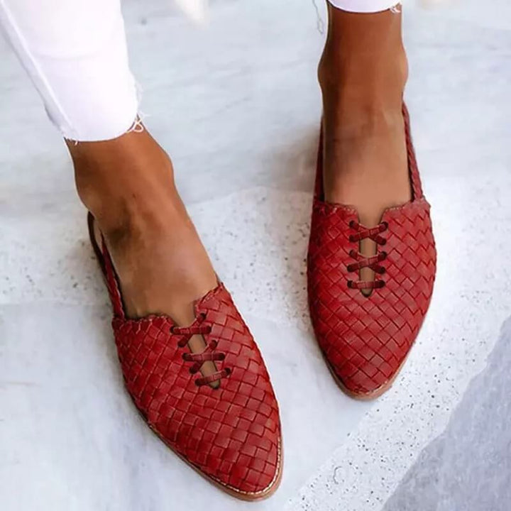 Eleganckie, czarne buty damskie Lena, z kobiecą i wyrafinowaną sylwetką, łączące ponadczasowy styl z nowoczesnym komfortem.