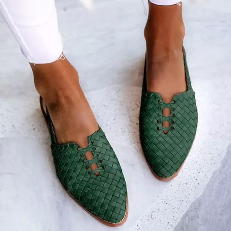 Ciemne, eleganckie buty damskie Lena o wyrafinowanej, kobiecej estetyce, oferujące zarówno ponadczasowy styl, jak i współczesny komfort.