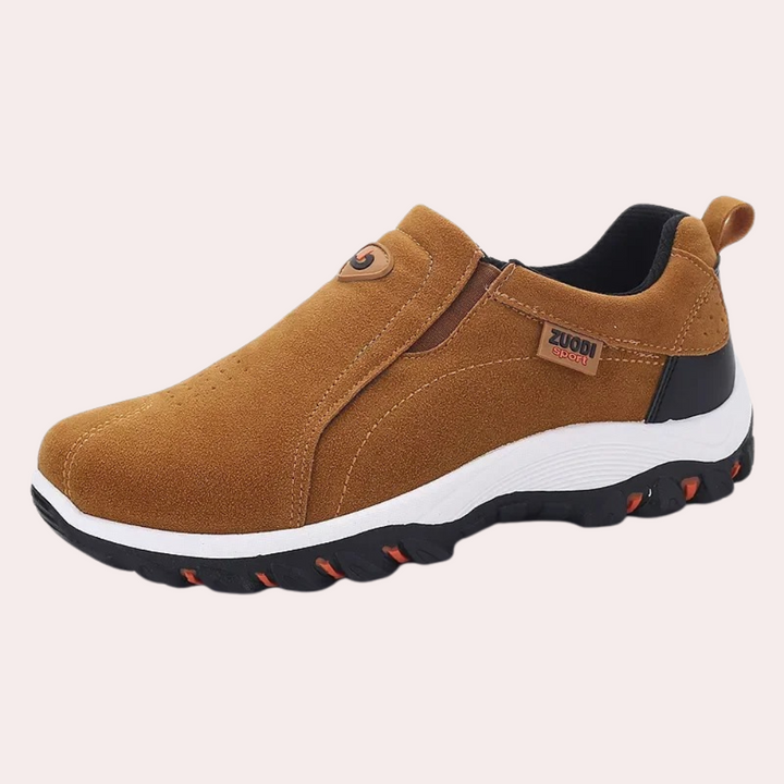 Męskie buty wsuwane czarne, prezentacja podeszwy antypoślizgowej.