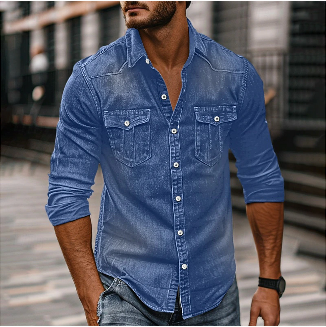 Klasyczna męska koszula w kolorze niebieskiego denimu, z kieszeniami na piersi, klasycznym kołnierzem i guzikami, elegancka i uniwersalna do każdego stylu.