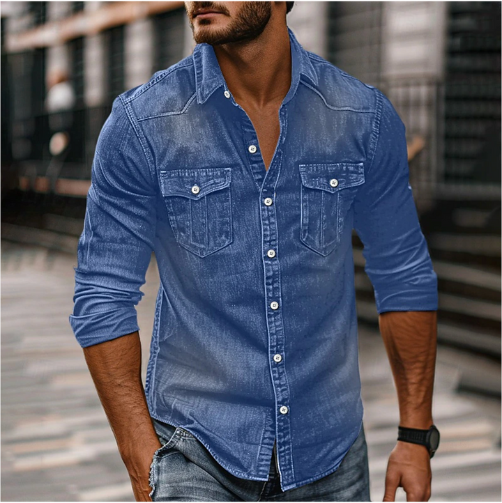 Klasyczna męska koszula w kolorze niebieskiego denimu, z kieszeniami na piersi, klasycznym kołnierzem i guzikami, elegancka i uniwersalna do każdego stylu.
