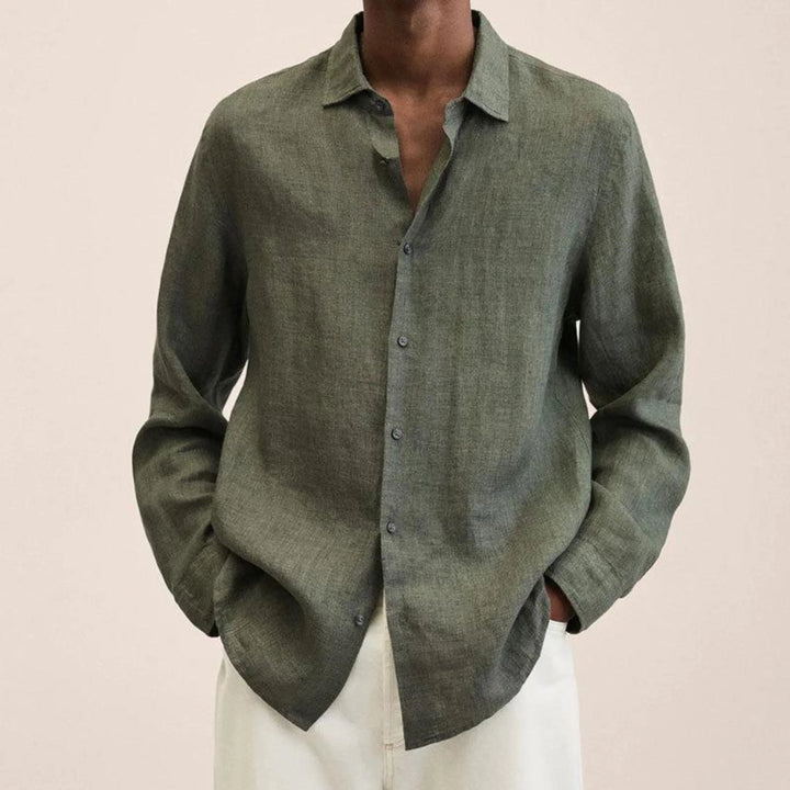 Męska koszula lniana, elegancka i oddychająca, ze strukturalnym kołnierzykiem i zintegrowanymi guzikami, o klasycznym kroju, idealna do różnych stylizacji.