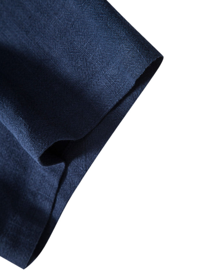 Męska koszula lniana, lekka i elegancka, idealna na lato, z oddychającego materiału i w swobodnym kroju.