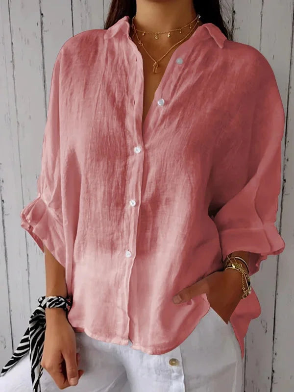 Uniwersalna koszula damska z bawełny i lnu, z wiązanym dekoltem, zapewnia swobodę i elegancję.
