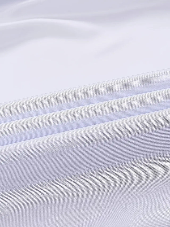 Męska elegancka koszula formalna z białej bawełny, długie rękawy, dopasowany krój, miękki i oddychający materiał dla klasycznej elegancji.