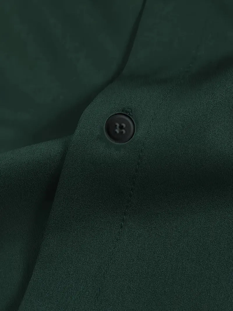 Zielona koszula formalna męska o nowoczesnym kroju, z kołnierzykiem z klapami, z półprzezroczystego materiału, elegancka na profesjonalne okazje