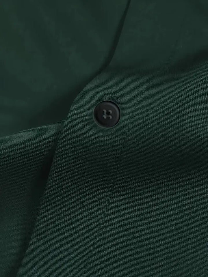 Zielona koszula formalna męska o nowoczesnym kroju, z kołnierzykiem z klapami, z półprzezroczystego materiału, elegancka na profesjonalne okazje