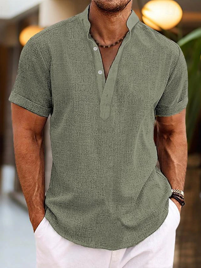 Męska koszula Henley z krótkim rękawem, otwartym kołnierzem, lekkim materiałem i casualowym designem dla eleganckiego letniego stylu.
