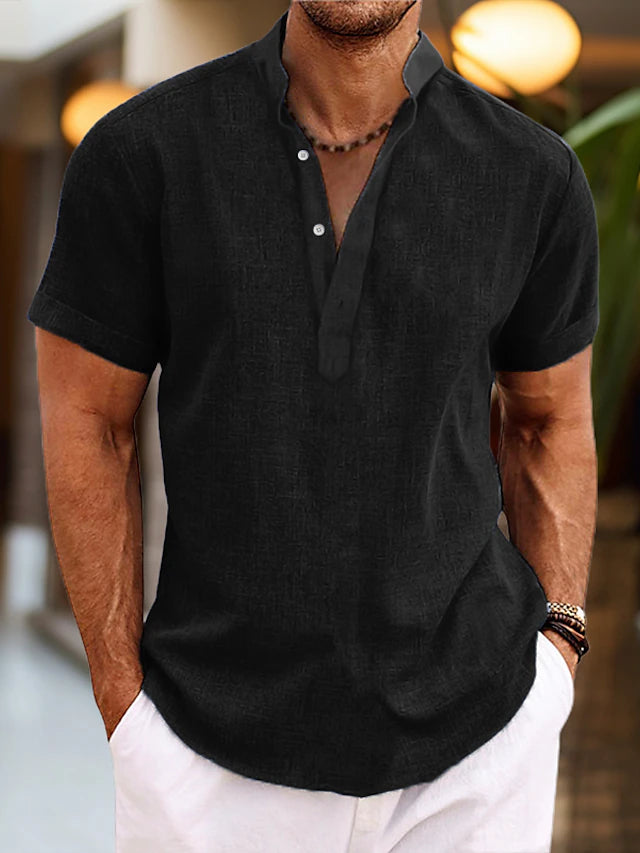 Męska koszula Henley z krótkim rękawem, otwartym kołnierzem, lekkim materiałem i casualowym designem dla eleganckiego letniego stylu.