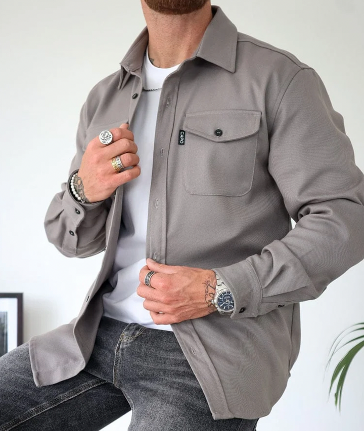 Nowoczesna męska koszula jesienna, elegancja i komfort, dopasowany krój, sezonowe kolory, wszechstronny i modny styl.