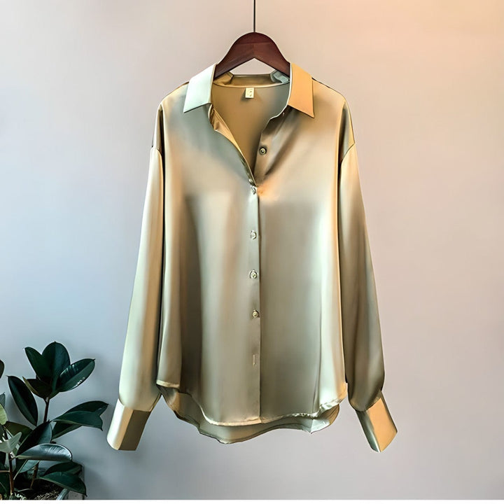Szykowna damska satynowa koszula, miękkie satynowe wykończenie, kolor biały, idealna do eleganckich stylizacji i na specjalne okazje.