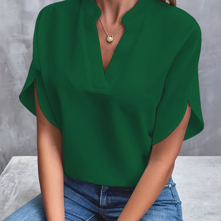 Elegancka satynowa koszula Capucine dla kobiet, delikatny kołnierzyk i mankiety, wyrafinowany design dla wyrafinowanego wyglądu.