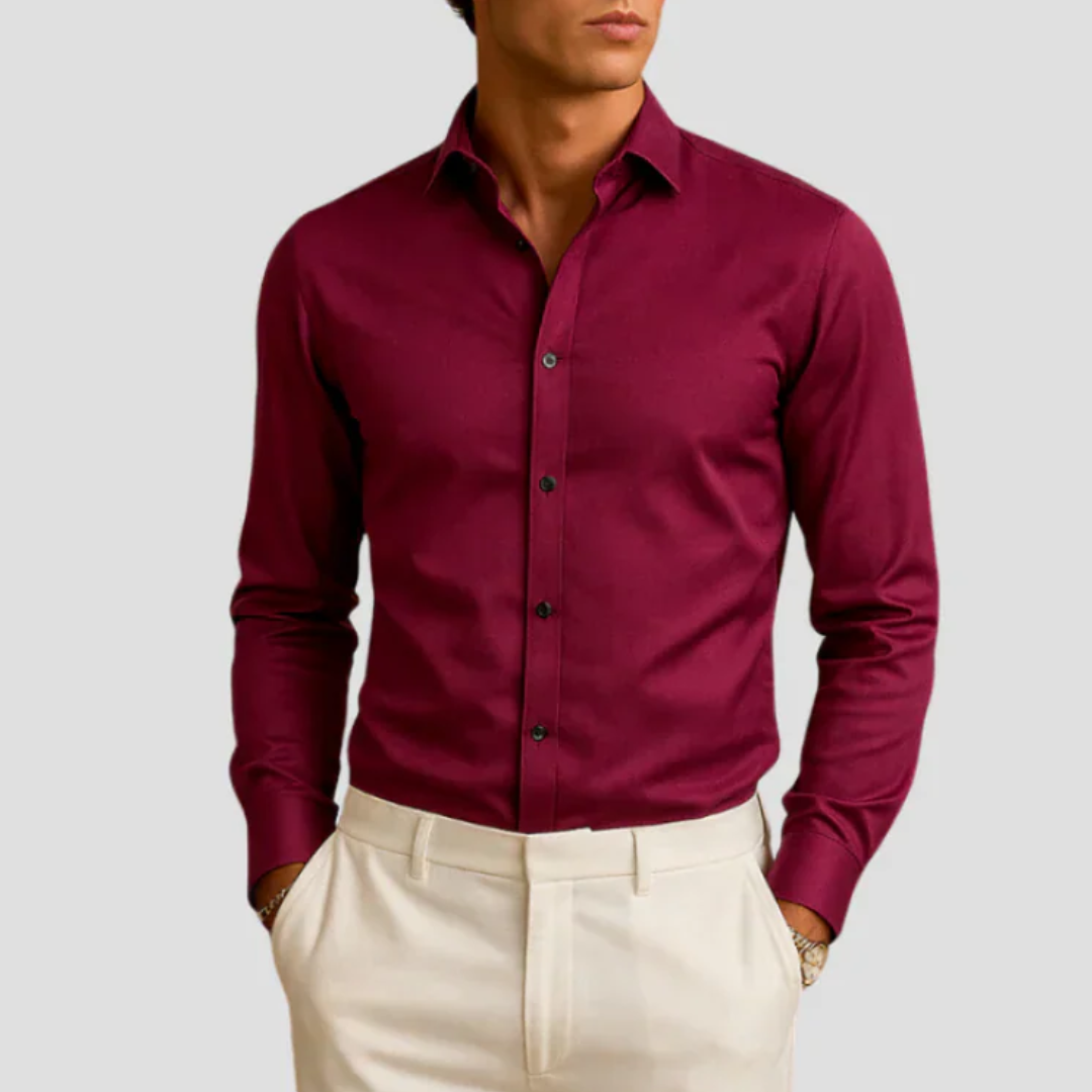 Elegancka męska koszula slim fit, nowoczesny styl, widok z przodu, dopasowany krój, klasyczny kołnierz, miękki materiał, bordowy kolor, wyraźne linie