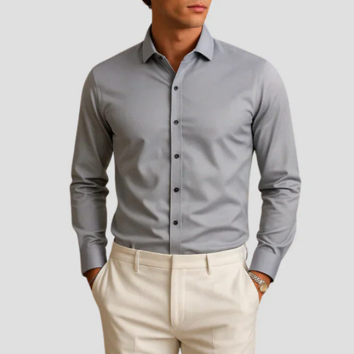 Elegancka męska koszula slim fit, nowoczesny styl, widok z przodu, dopasowany krój, klasyczny kołnierz, miękki materiał, bordowy kolor, wyraźne linie