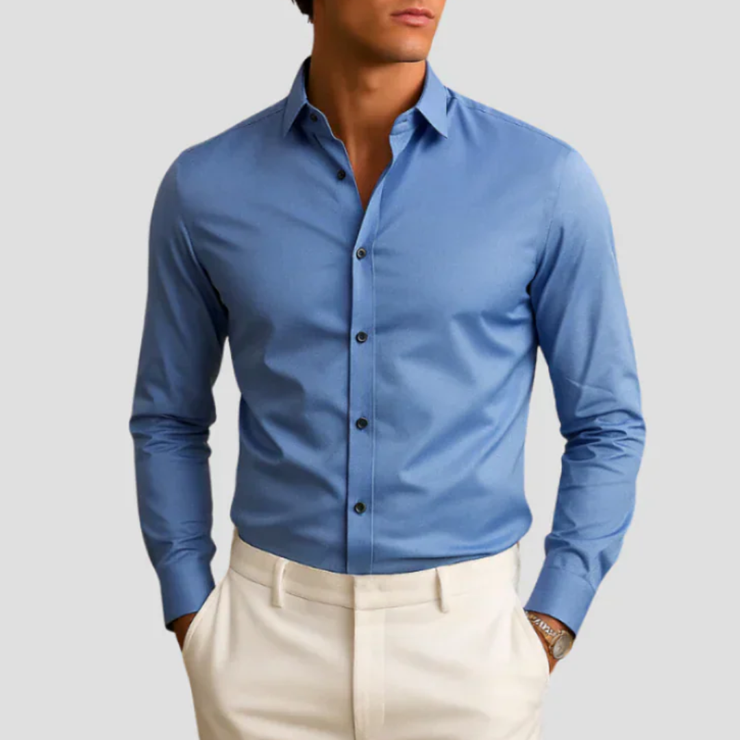 Elegancka męska koszula slim fit, nowoczesny styl, widok z przodu, dopasowany krój, klasyczny kołnierz, miękki materiał, bordowy kolor, wyraźne linie