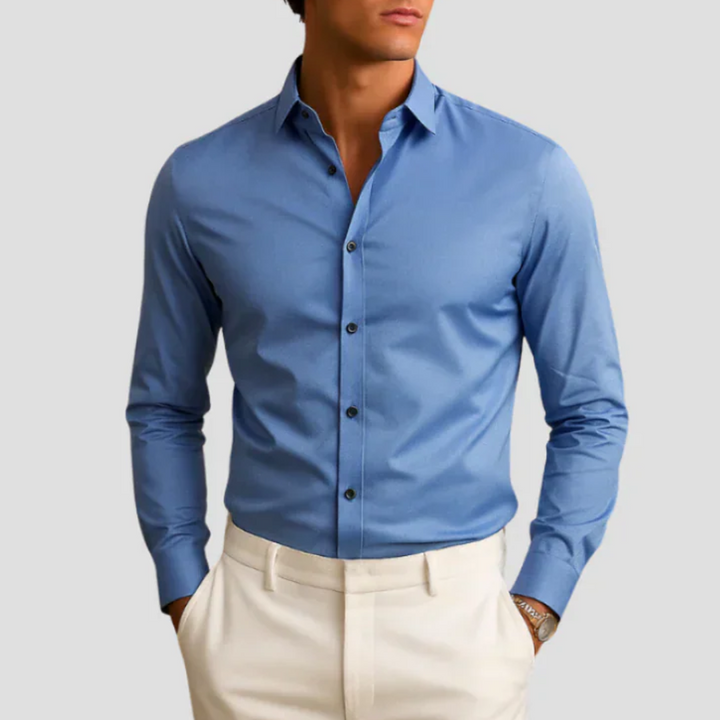 Elegancka męska koszula slim fit, nowoczesny styl, widok z przodu, dopasowany krój, klasyczny kołnierz, miękki materiał, bordowy kolor, wyraźne linie