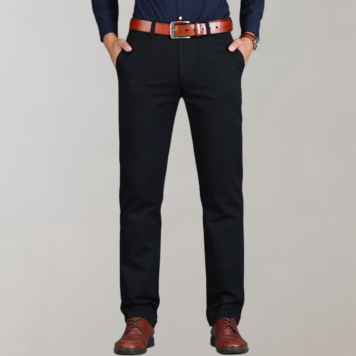 Eleganckie męskie spodnie chino o prostym kroju, wykonane z bawełny premium, w neutralnym kolorze, idealne na każdą okazję.