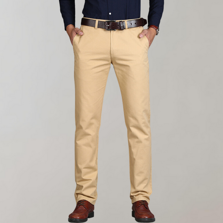 Eleganckie męskie spodnie chino o prostym kroju, wykonane z bawełny premium, w neutralnym kolorze, idealne na każdą okazję.