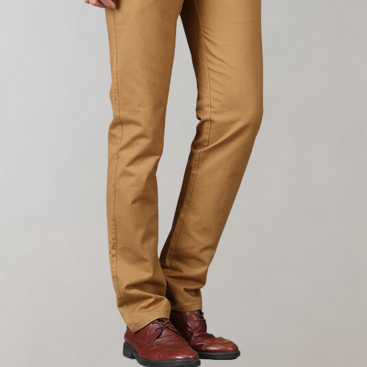 Eleganckie męskie spodnie chino o prostym kroju, wykonane z bawełny premium, w neutralnym kolorze, idealne na każdą okazję.