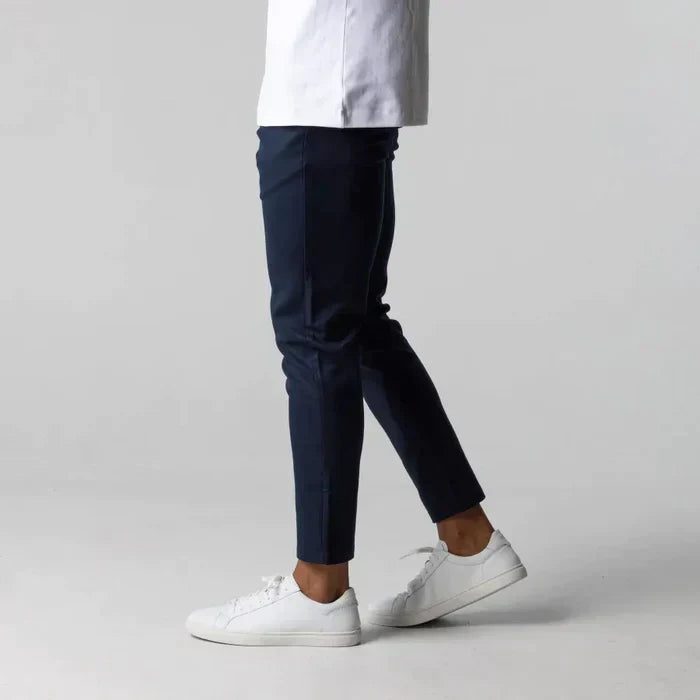 Eleganckie i wygodne męskie spodnie chino, dopasowany krój, kolor beżowy, idealne do stylu casual lub formalnego.