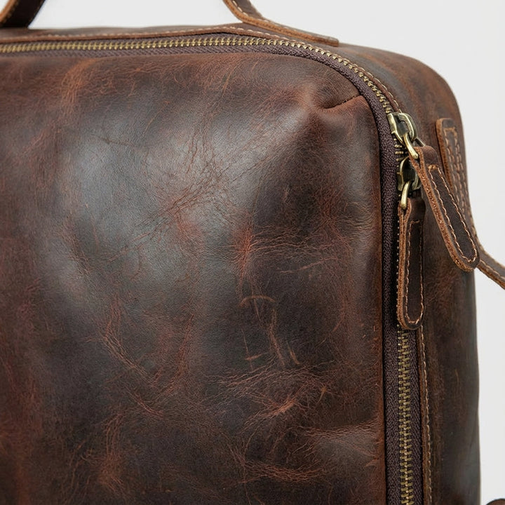 Stylowy plecak skórzany unisex Crazy Horse ciemnobrązowy, z wygodnymi paskami i eleganckimi detalami Lockfield.