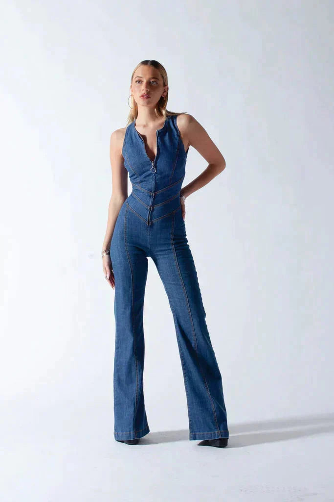 Nowoczesny damski kombinezon jeansowy w niebieskim kolorze, dopasowany krój z otwartymi plecami w kształcie serca, elegancki i wygodny dla odważnego stylu.