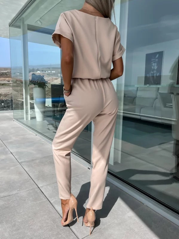 "Combinaison femme élégante kaki, manches courtes, coupe ajustée, vue de face, idéale pour l'été et les occasions décontracté