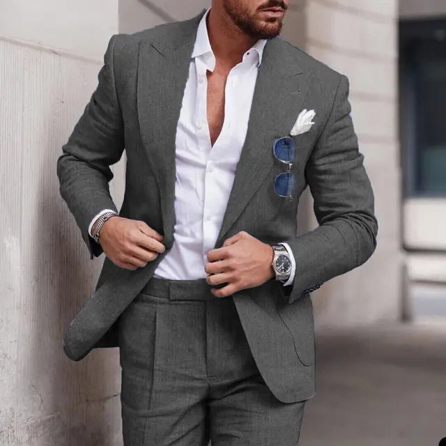 Lnianny garnitur na wesela, elegancki dwuczęściowy, z wyrafinowanymi klapami i klasycznym krojem, dla wyrafinowanych mężczyzn.