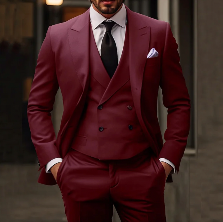 Wyrafinowany męski garnitur 3-częściowy, z marynarką, kamizelką i spodniami. Wygodny i elegancki, odpowiedni na formalne wydarzenia.