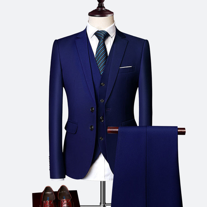 Elegancki męski garnitur trzyczęściowy, oddychający, slim-fit w kolorze niebieskim, idealny na wesela, nowoczesny i komfortowy wygląd.