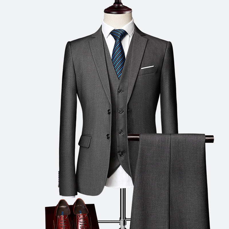 Elegancki męski garnitur trzyczęściowy, oddychający, slim-fit w kolorze niebieskim, idealny na wesela, nowoczesny i komfortowy wygląd.