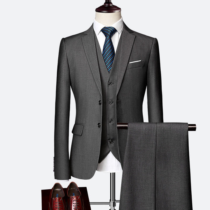 Elegancki męski garnitur trzyczęściowy, oddychający, slim-fit w kolorze niebieskim, idealny na wesela, nowoczesny i komfortowy wygląd.