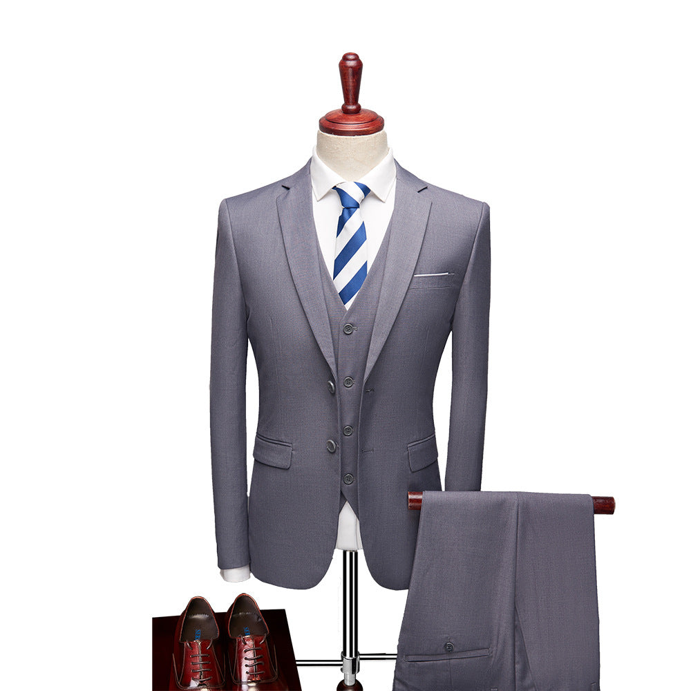 Elegancki męski garnitur trzyczęściowy, oddychający, slim-fit w kolorze niebieskim, idealny na wesela, nowoczesny i komfortowy wygląd.