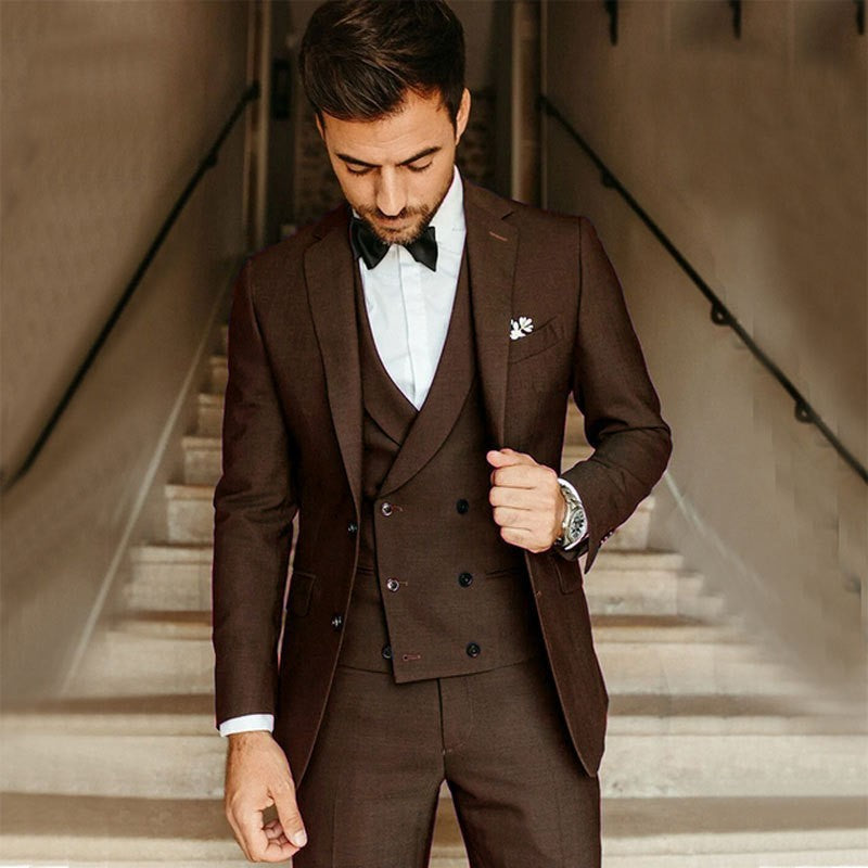 Męski trzyczęściowy garnitur slim fit z luksusowej tkaniny, dwurzędowy, idealny na formalne wydarzenia