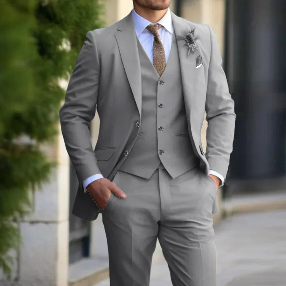 Męski garnitur trzyczęściowy slim fit: elegancki, klasyczny zestaw na ślub i formalne okazje.