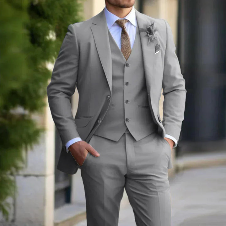 Męski garnitur trzyczęściowy slim fit: elegancki, klasyczny zestaw na ślub i formalne okazje.