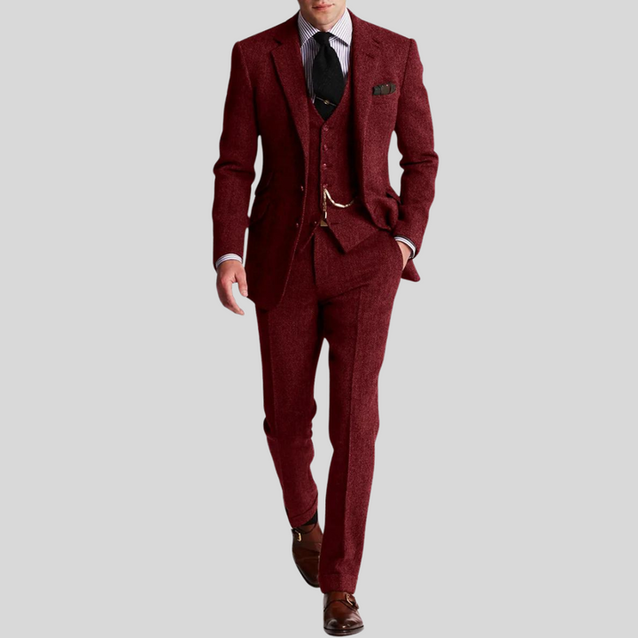 Męski trzyczęściowy garnitur z eleganckiego tweedu, krój slim, detale marynarki i kamizelki, wyrafinowany i nowoczesny styl.