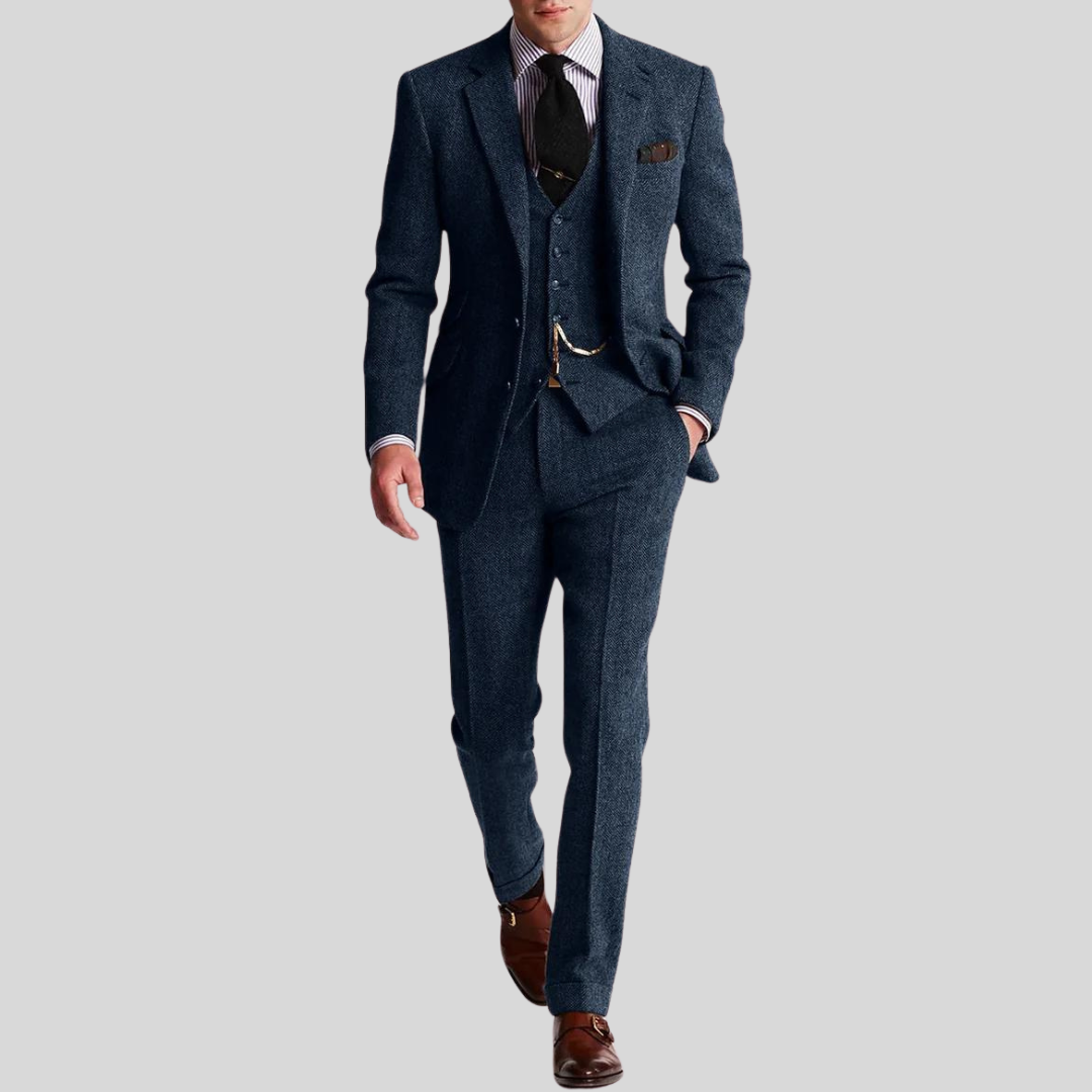 Męski trzyczęściowy garnitur z eleganckiego tweedu, krój slim, widok modela, wyrafinowany i nowoczesny styl.