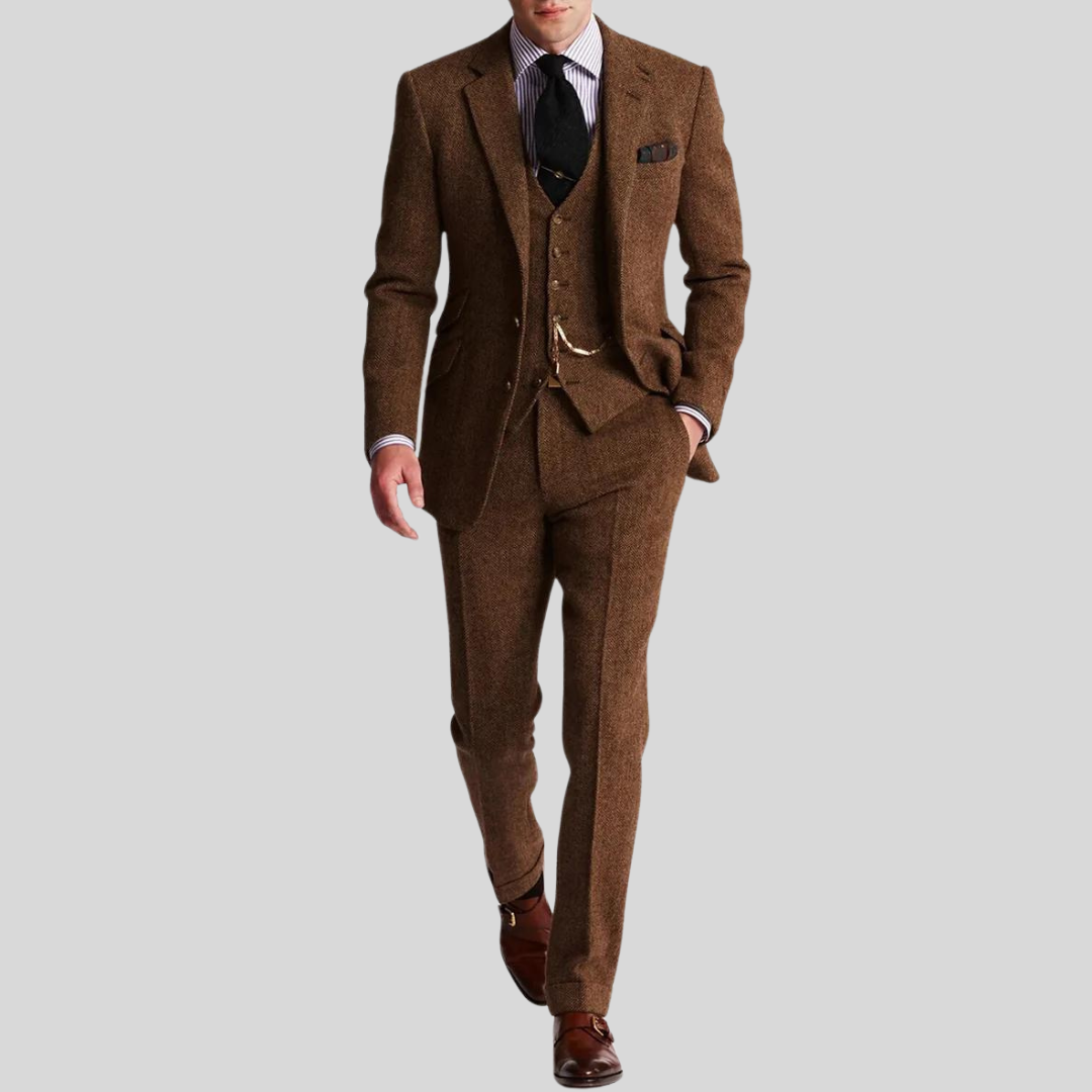 Męski trzyczęściowy garnitur z eleganckiego tweedu, krój slim, detal tkaniny, wyrafinowany i nowoczesny styl.