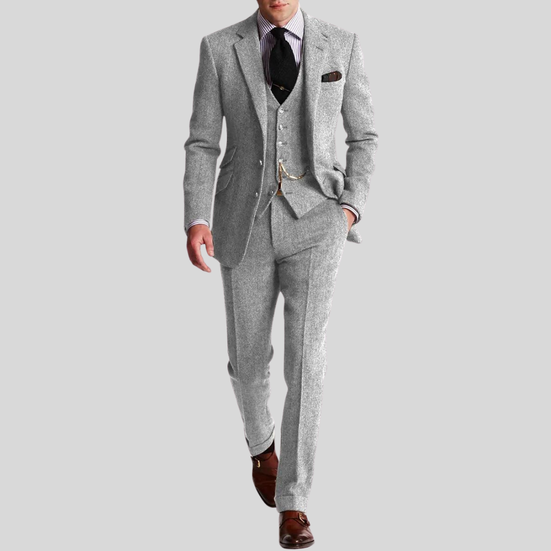 Męski trzyczęściowy garnitur z eleganckiego tweedu, krój slim, z bliska materiału, wyrafinowany i nowoczesny styl.