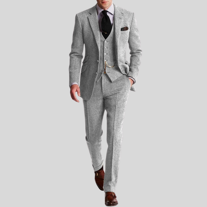 Męski trzyczęściowy garnitur z eleganckiego tweedu, krój slim, z bliska materiału, wyrafinowany i nowoczesny styl.