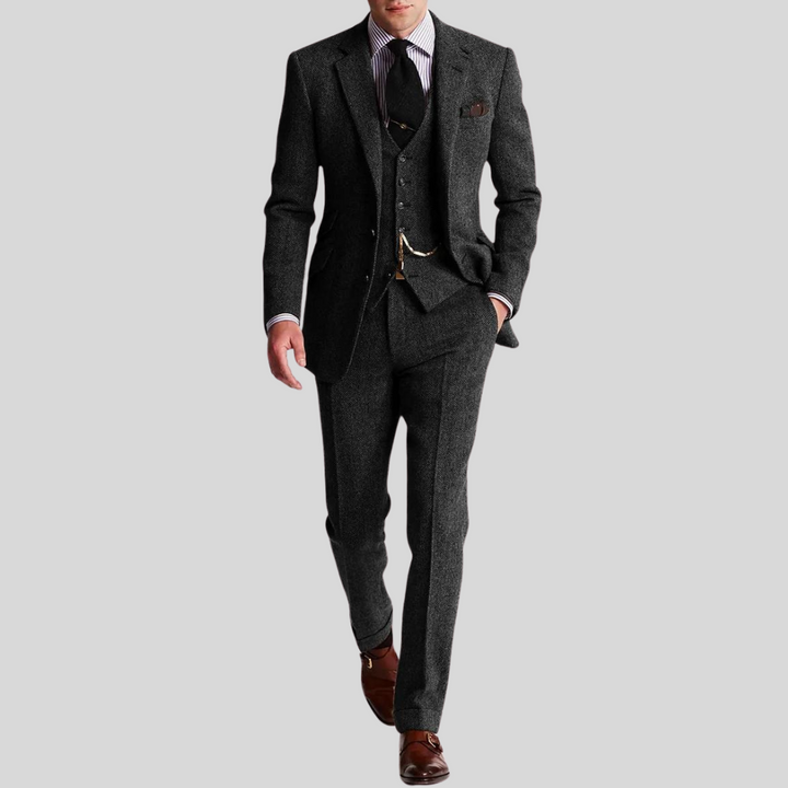 Męski trzyczęściowy garnitur z eleganckiego tweedu, krój slim, widok pleców marynarki, wyrafinowany i nowoczesny styl.