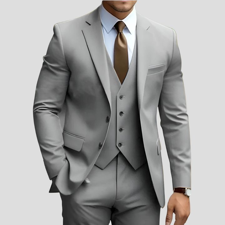 Męski garnitur slim fit w kolorze beżowym – elegancki i nowoczesny – zbliżenie na tkaninę i krój