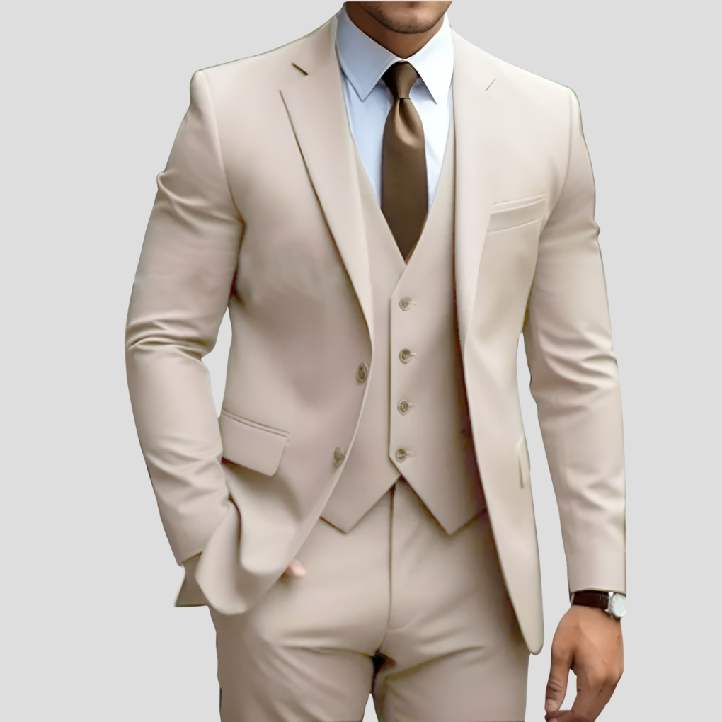 Męski garnitur slim fit w kolorze beżowym – elegancki i nowoczesny – trzyczęściowy, z marynarką, spodniami i kamizelką