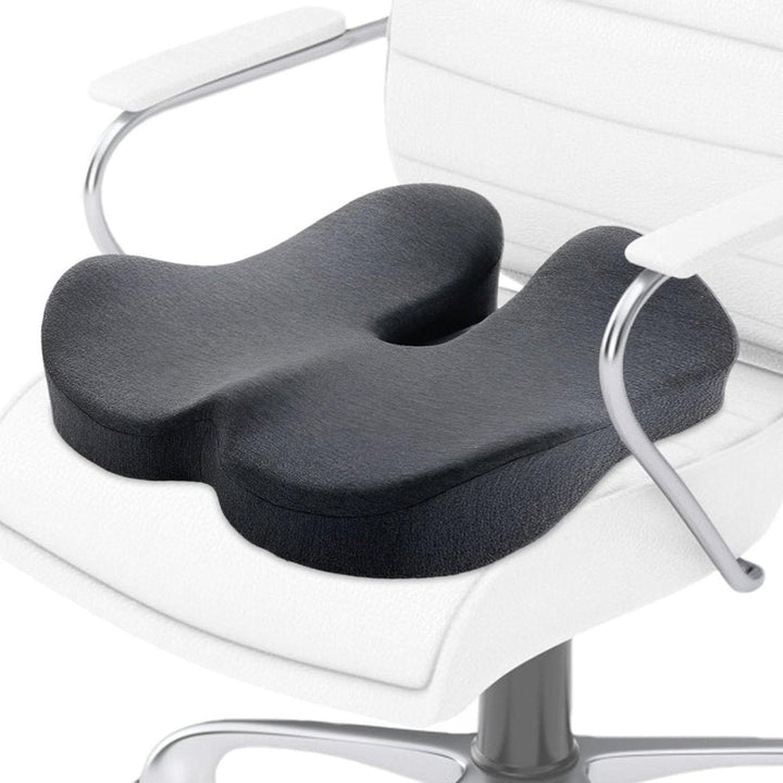 Beżowa ergonomiczna poduszka łagodząca ból nerwu kulszowego, pianka o wysokiej gęstości, anatomiczny kształt z wycięciem.