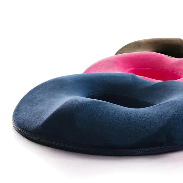 Ergonomiczna poduszka wspierająca dla komfortu siedzenia, wykonana z pianki z pamięcią kształtu, z profilowanym kształtem i zdejmowanym, oddychającym pokrowcem. Dostępna w wielu kolorach.