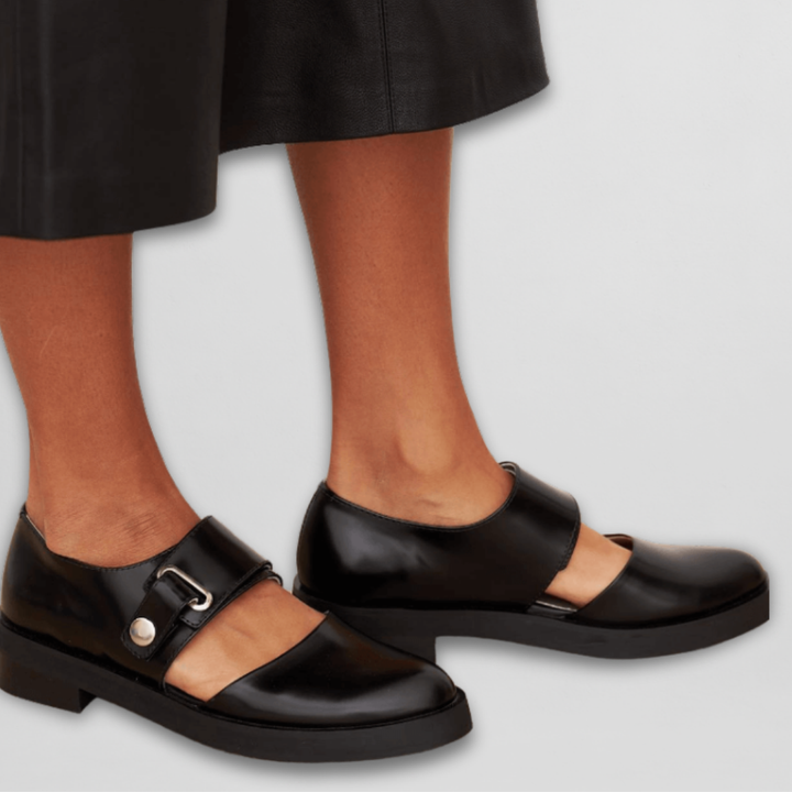 Klasyczne czarne buty damskie Mary Jane z regulowaną klamrą. Elegancki design w stylu retro, obuwie z niskim obcasem.
